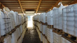 Gestapelte Big Bags in einer Lagerhalle