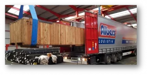 Holzkiste wird in einen Albers-Logistik-Lkw verladen