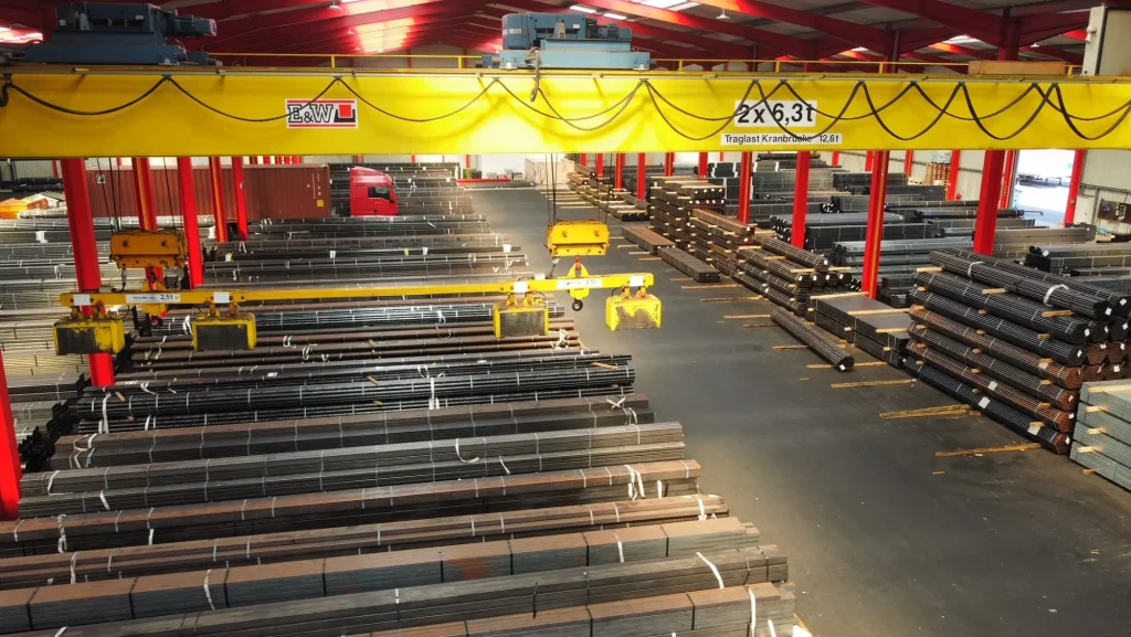 Eine Lagerhalle mit Kränen